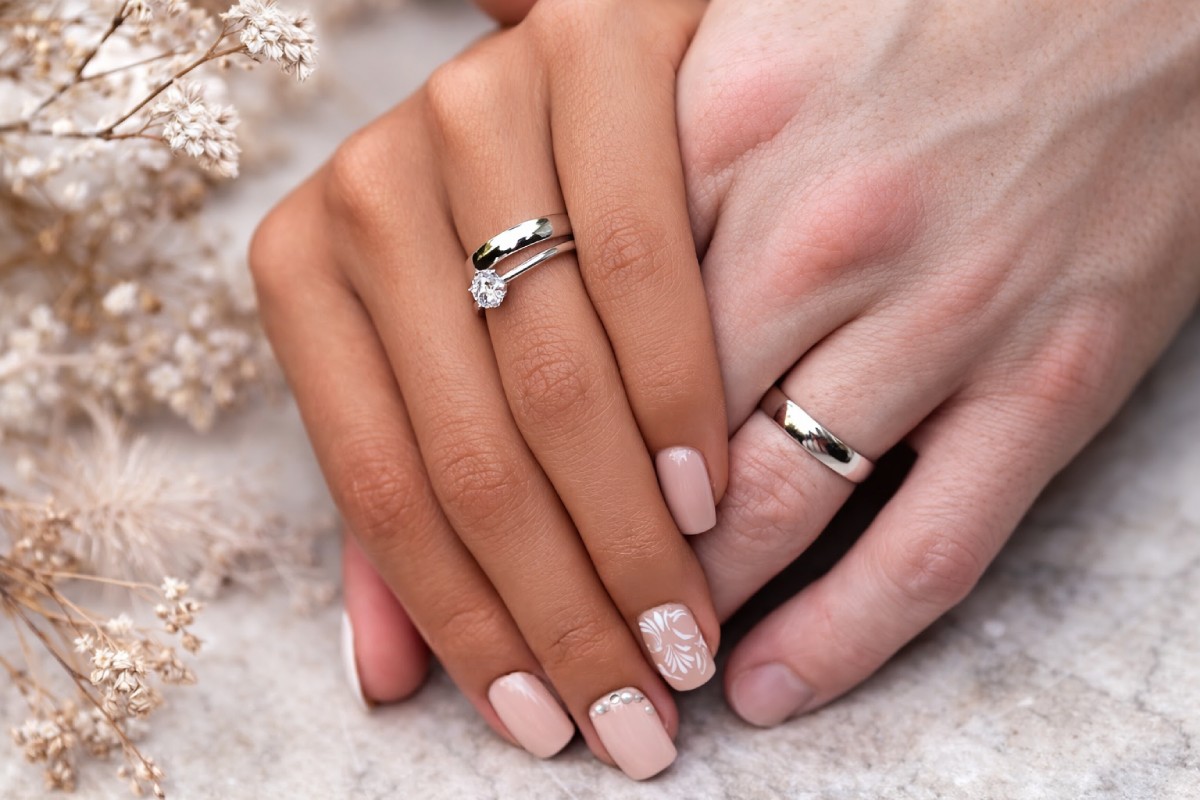 Alliance et bague de fiançailles portées à l’annulaire gauche – tradition du mariage l Laveran Paris